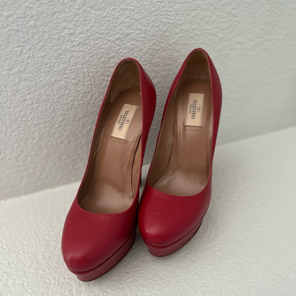 Brand New VALENTINO Garavani Red Leather Classic Platform Pumps Heels